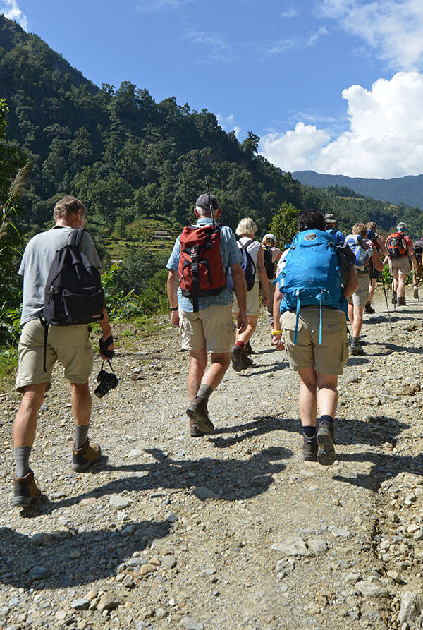Groupe de randonneurs sur un sentier de montagne